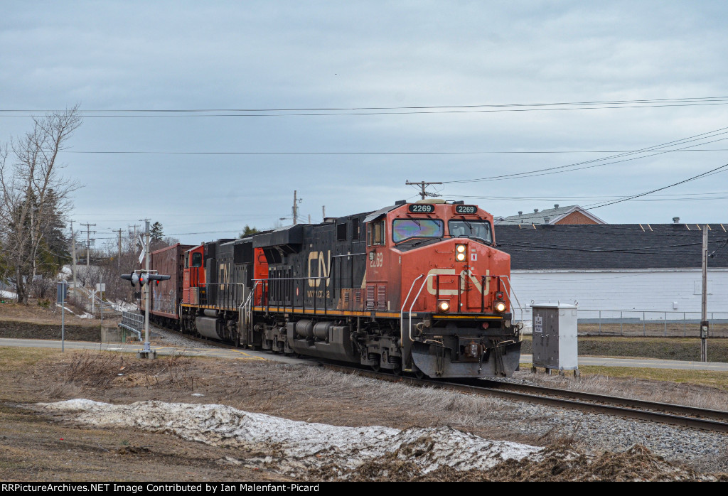 CN 2269 leads 402 as it enters Rimouski